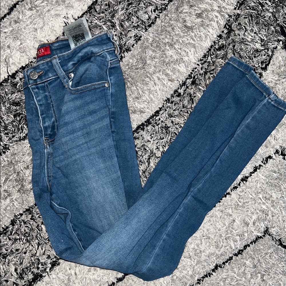 Guess skinny jeans size: 28